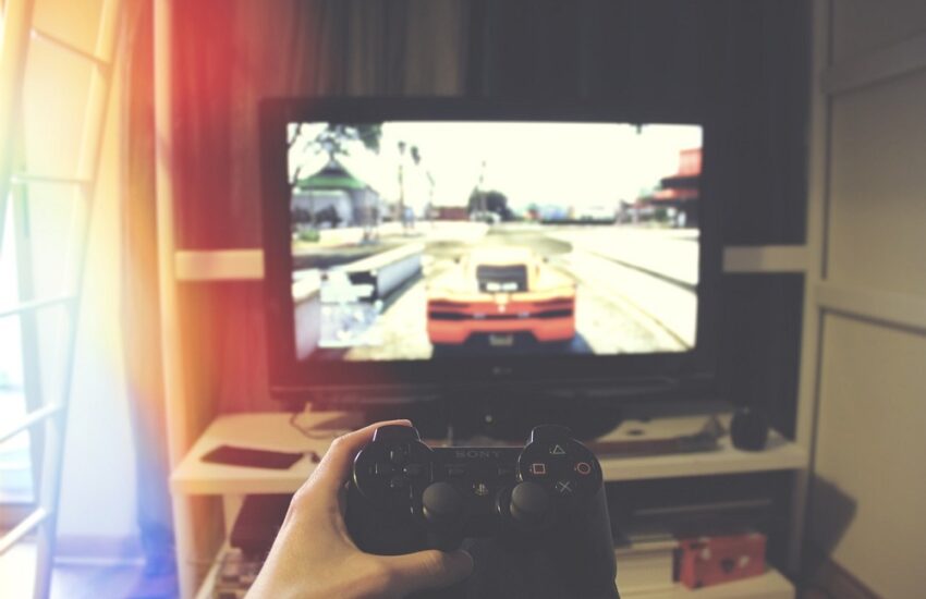 What is the impact of cross-platform on the online gaming sector